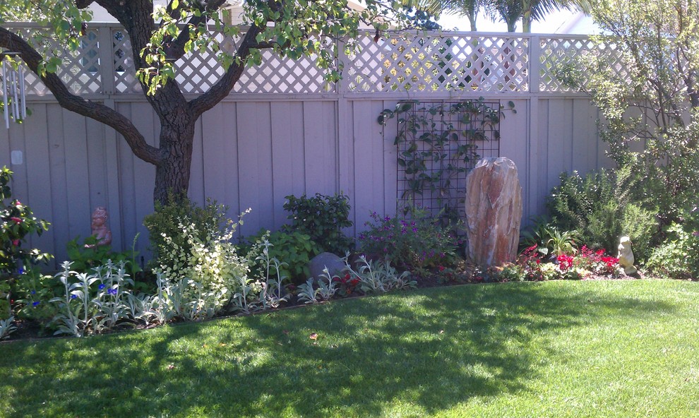 Idées déco pour un jardin arrière classique de taille moyenne avec une exposition ombragée et des pavés en béton.