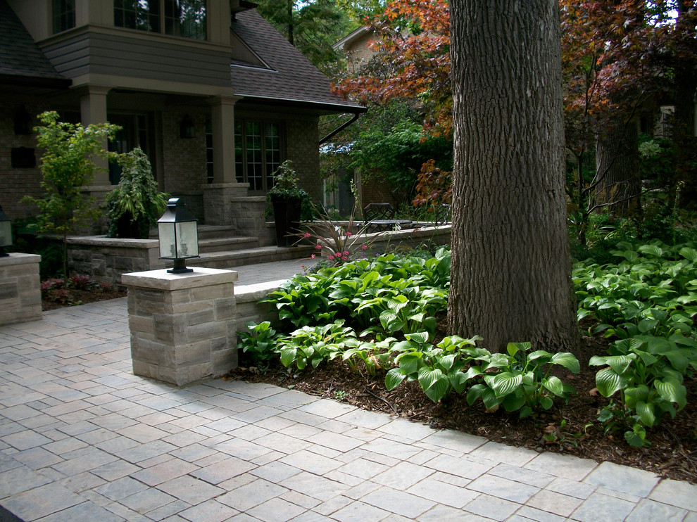 Photo of a traditional landscaping in Toronto.