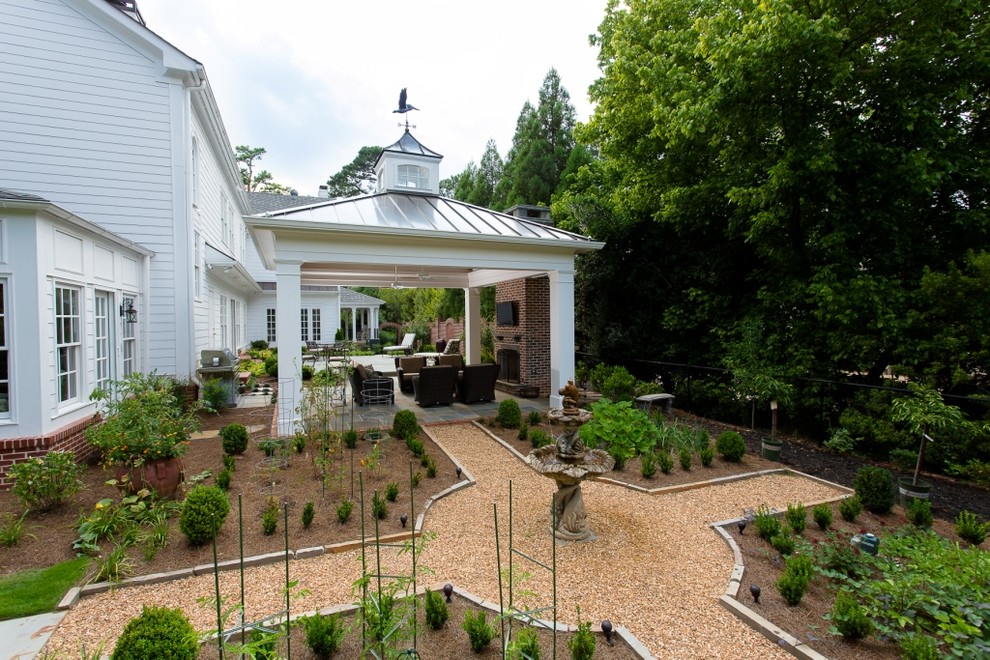 This is an example of a traditional backyard gravel landscaping in Atlanta.