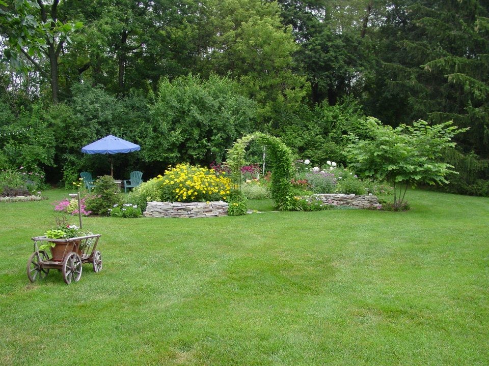Immagine di un grande giardino formale stile shabby esposto in pieno sole dietro casa