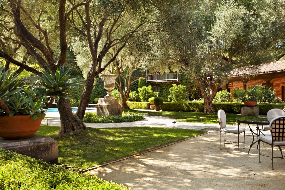 На фото: участок и сад на заднем дворе в средиземноморском стиле
