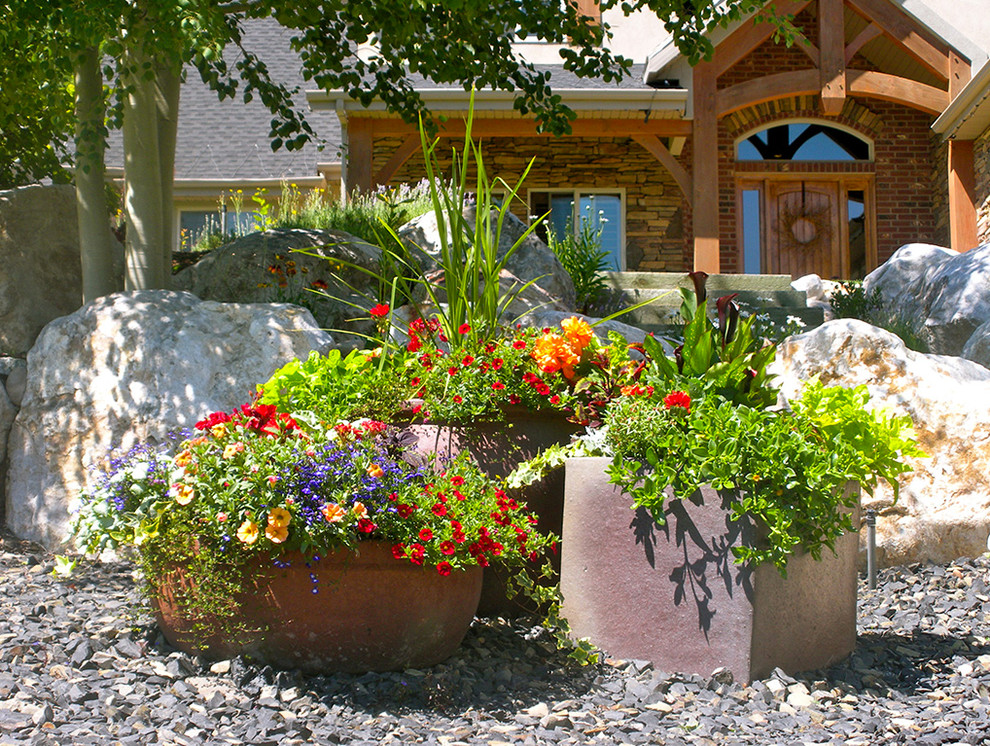 Exemple d'un jardin avant chic de taille moyenne avec une exposition partiellement ombragée et des pavés en pierre naturelle.