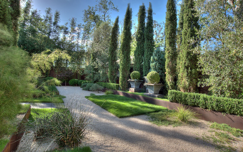 Immagine di un giardino mediterraneo esposto in pieno sole in cortile con ghiaia e un ingresso o sentiero