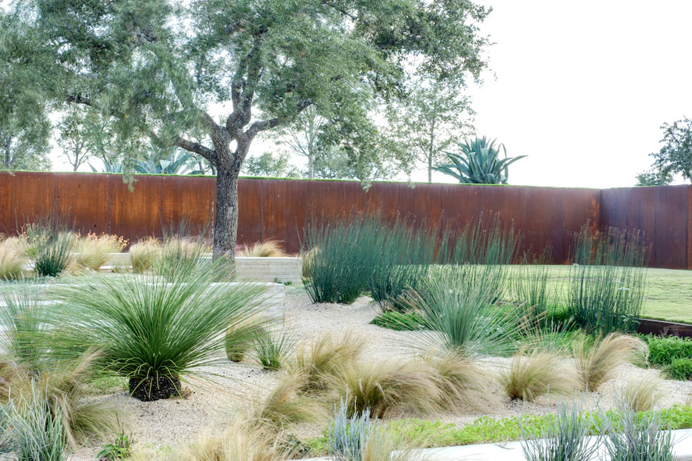 Design ideas for an industrial drought-tolerant gravel landscaping in Austin.