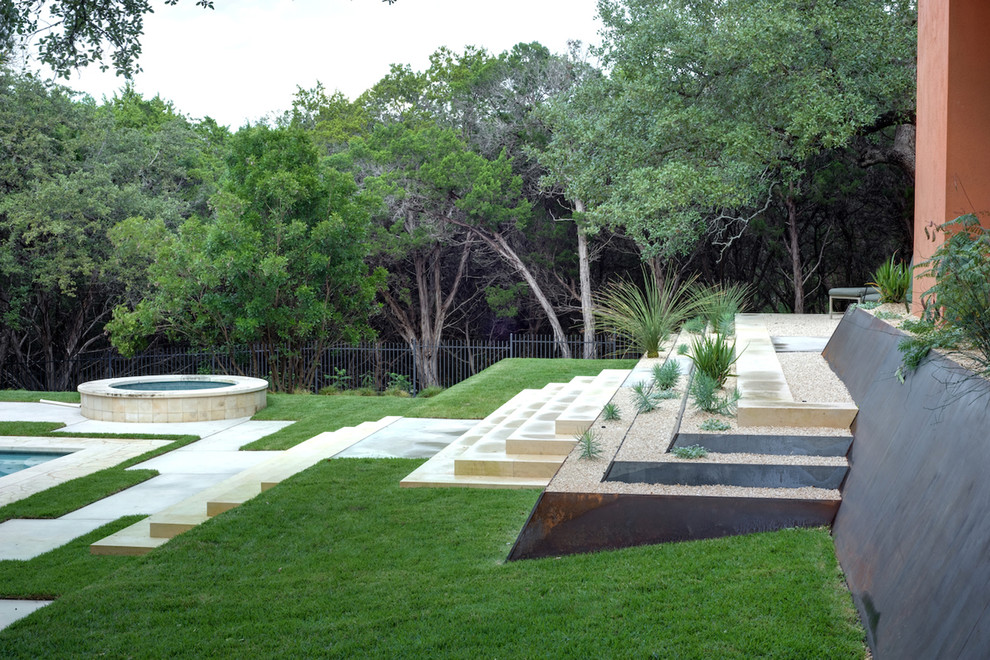 This is an example of a contemporary garden in Austin.