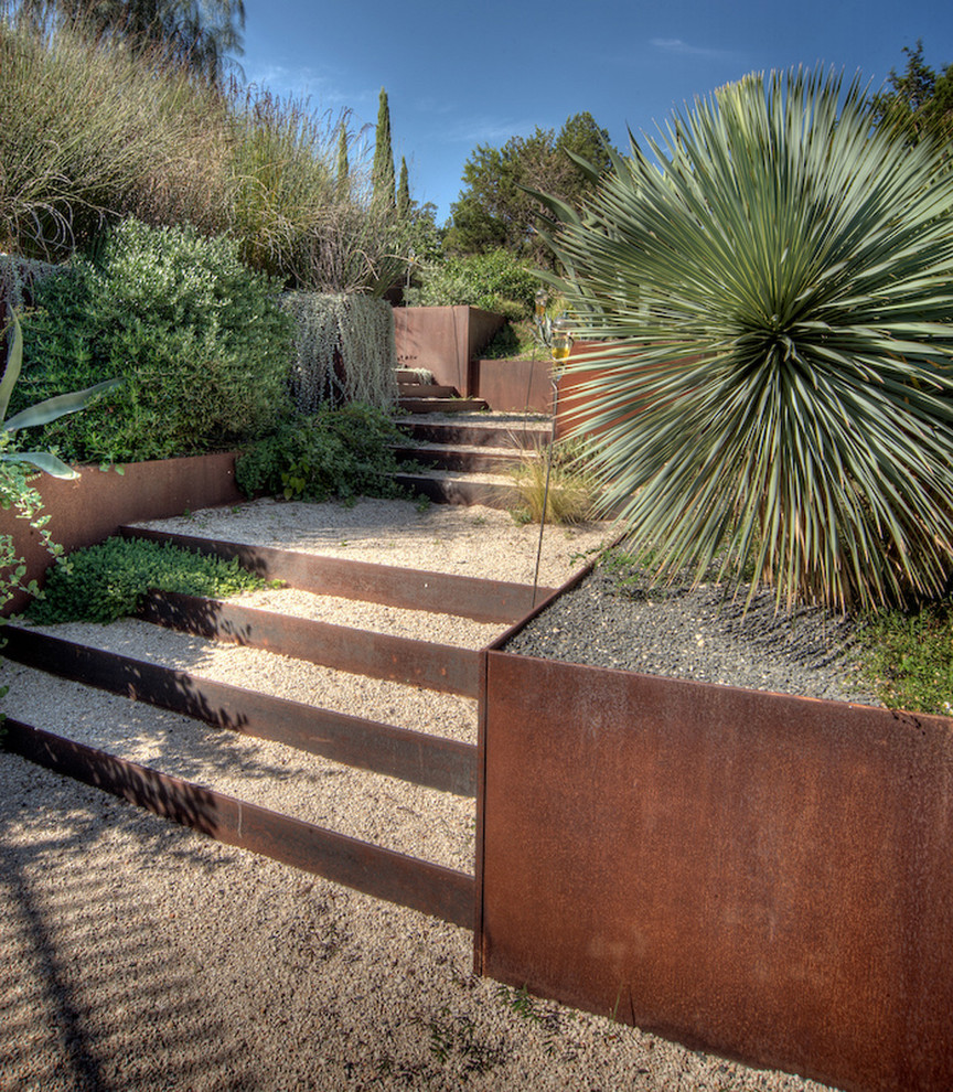 Design ideas for a southwestern desert hillside gravel landscaping in Austin.