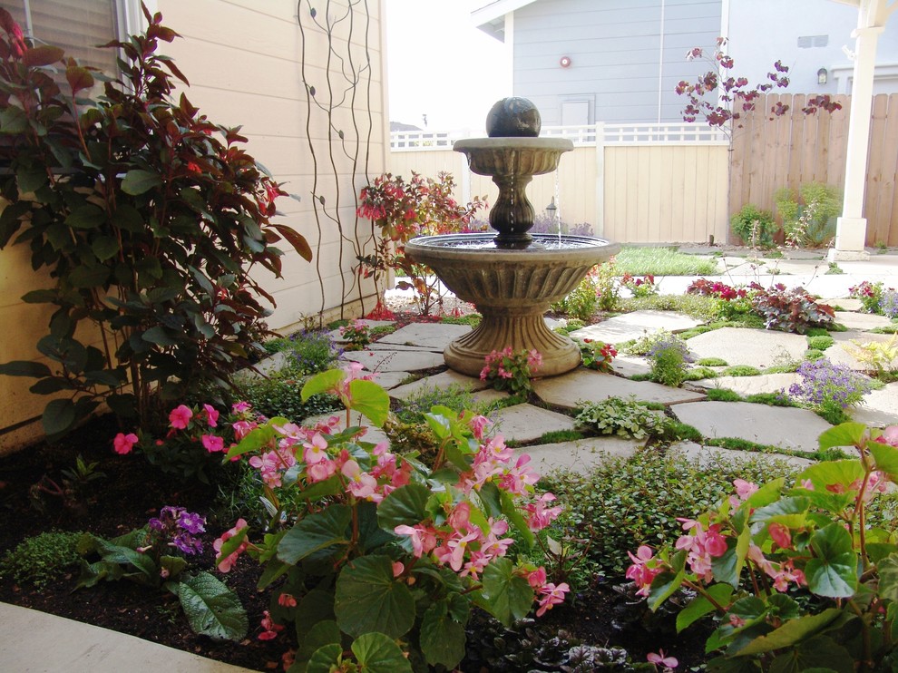 Mittelgroßer Klassischer Garten hinter dem Haus mit Wasserspiel und Natursteinplatten in San Luis Obispo