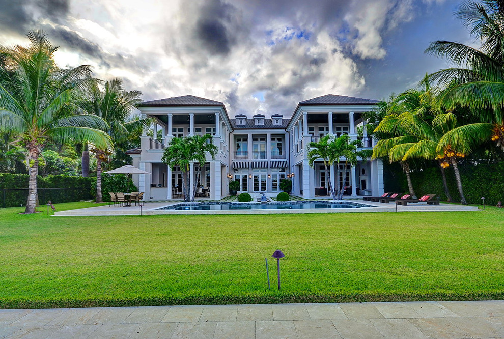 Großer Garten hinter dem Haus mit Wasserspiel, direkter Sonneneinstrahlung und Betonboden in Miami