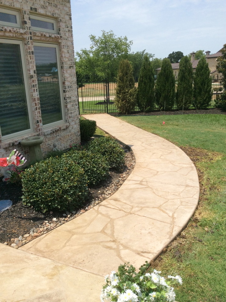 This is an example of a mid-sized traditional partial sun side yard concrete paver garden path in Dallas.
