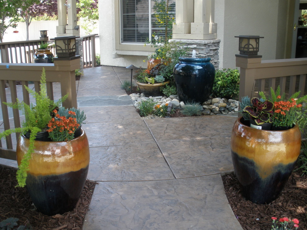 Стильный дизайн: садовый фонтан на внутреннем дворе в стиле фьюжн с полуденной тенью - последний тренд