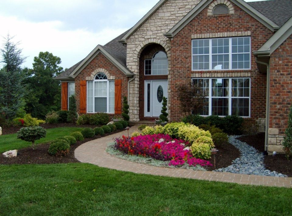 Design ideas for a traditional front yard landscaping in St Louis.