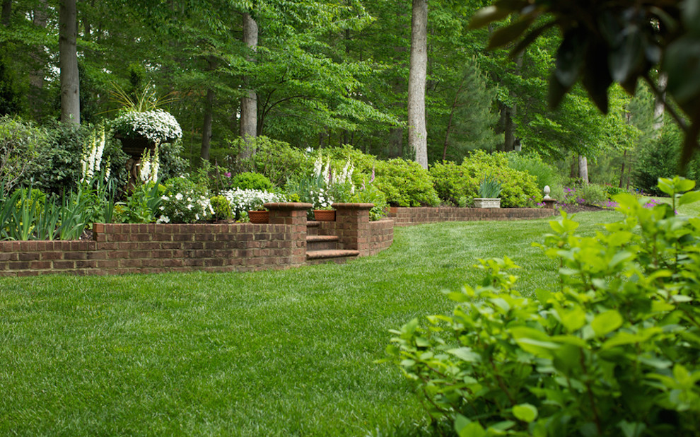 На фото: солнечный, весенний регулярный сад среднего размера на заднем дворе в классическом стиле с хорошей освещенностью и мощением клинкерной брусчаткой