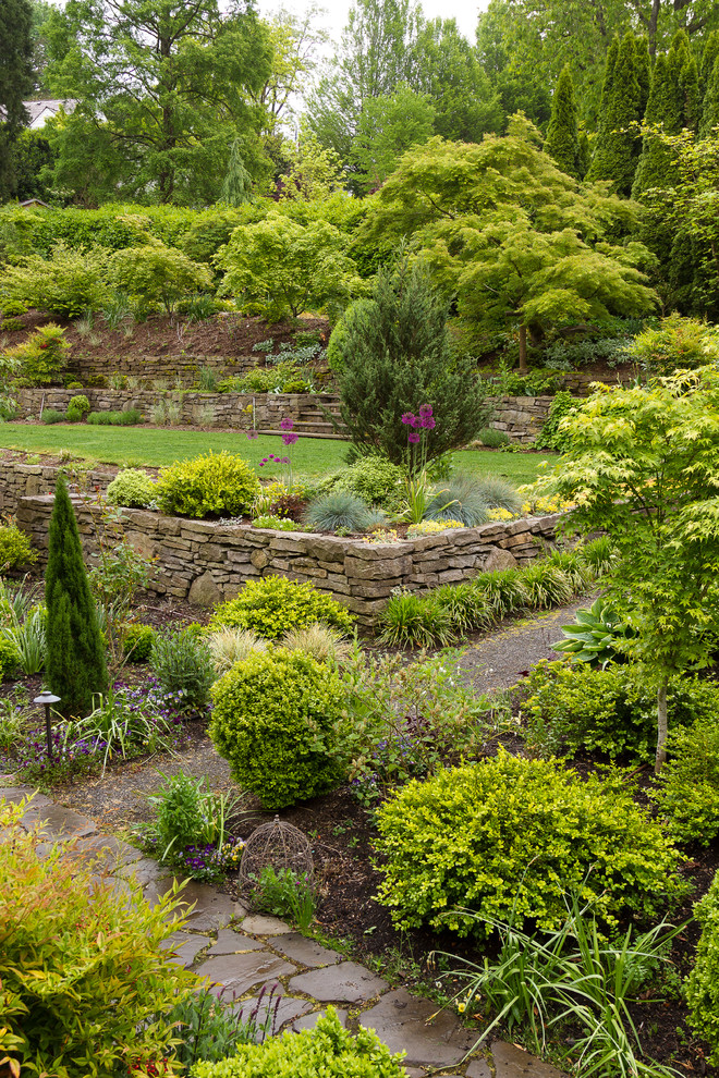 Immagine di un giardino classico esposto in pieno sole con un ingresso o sentiero e pavimentazioni in pietra naturale