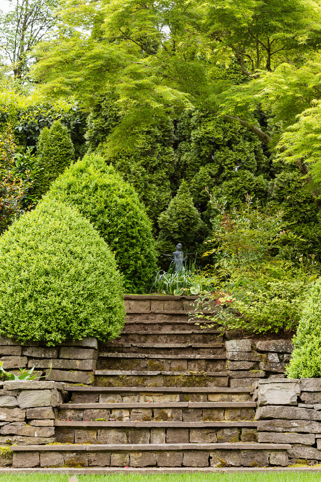 Immagine di un giardino classico esposto in pieno sole con un ingresso o sentiero e pavimentazioni in pietra naturale