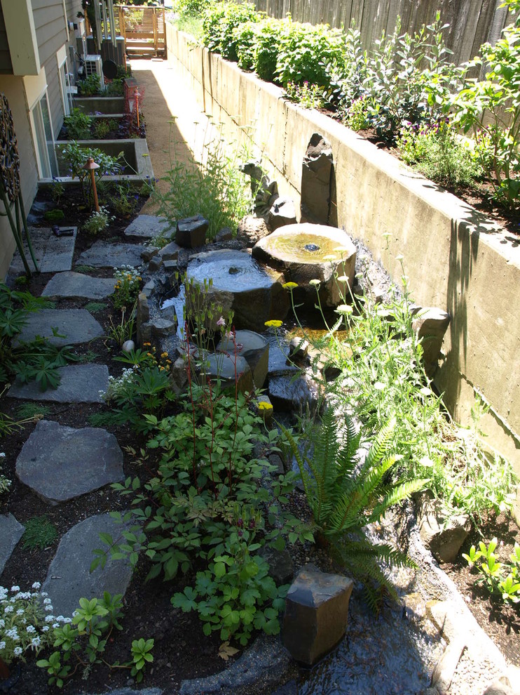 Esempio di un piccolo giardino etnico esposto in pieno sole davanti casa con fontane