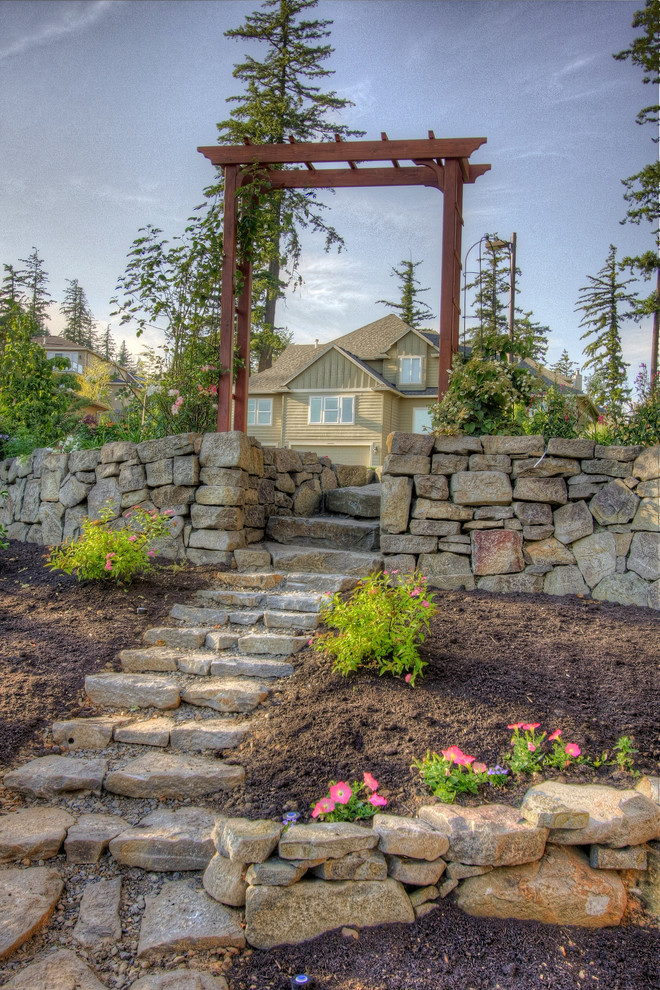 Klassischer Hanggarten mit Natursteinplatten in Portland