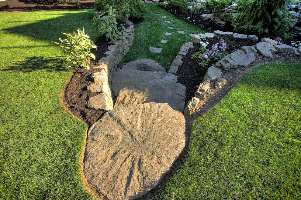 Schattiger Klassischer Hanggarten mit Natursteinplatten in Portland