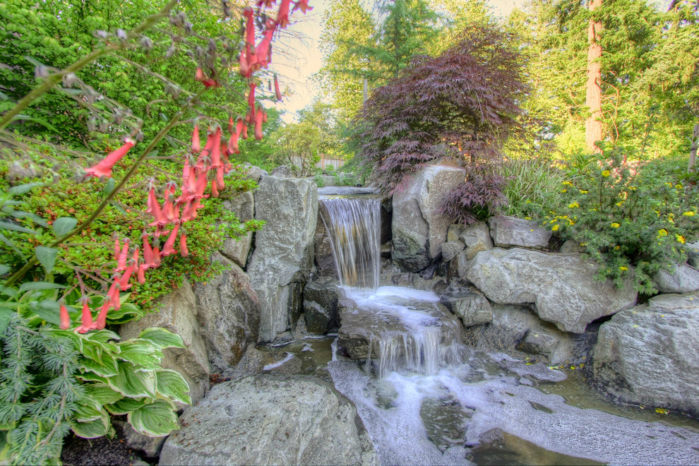 ポートランドにあるトラディショナルスタイルのおしゃれな庭の噴水の写真