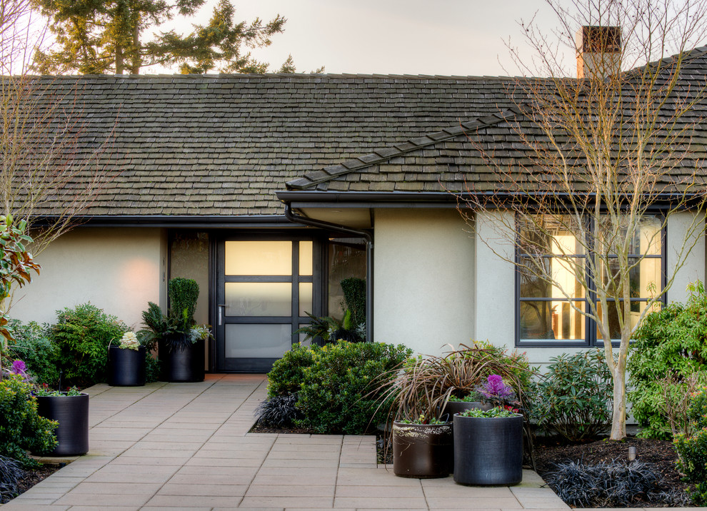 Idee per un giardino xeriscape moderno esposto a mezz'ombra di medie dimensioni e in cortile in estate con un giardino in vaso e pavimentazioni in cemento