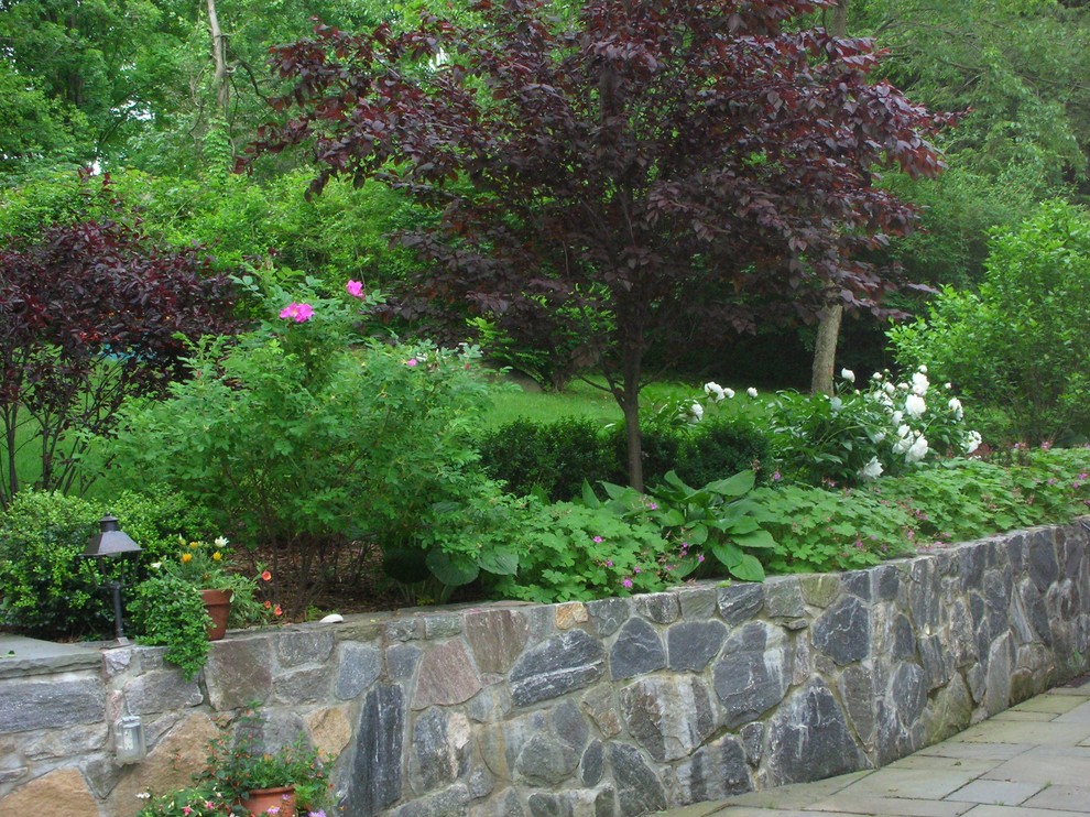 Idée de décoration pour un jardin arrière tradition au printemps et de taille moyenne avec une exposition partiellement ombragée et des pavés en pierre naturelle.