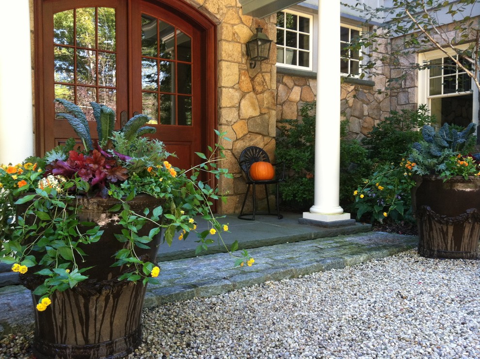 Photo of a traditional front yard gravel landscaping in New York.