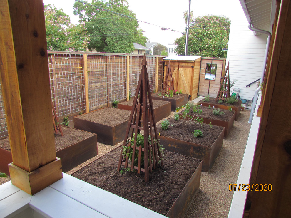 Foto di un orto in giardino esposto in pieno sole di medie dimensioni e dietro casa con ghiaia