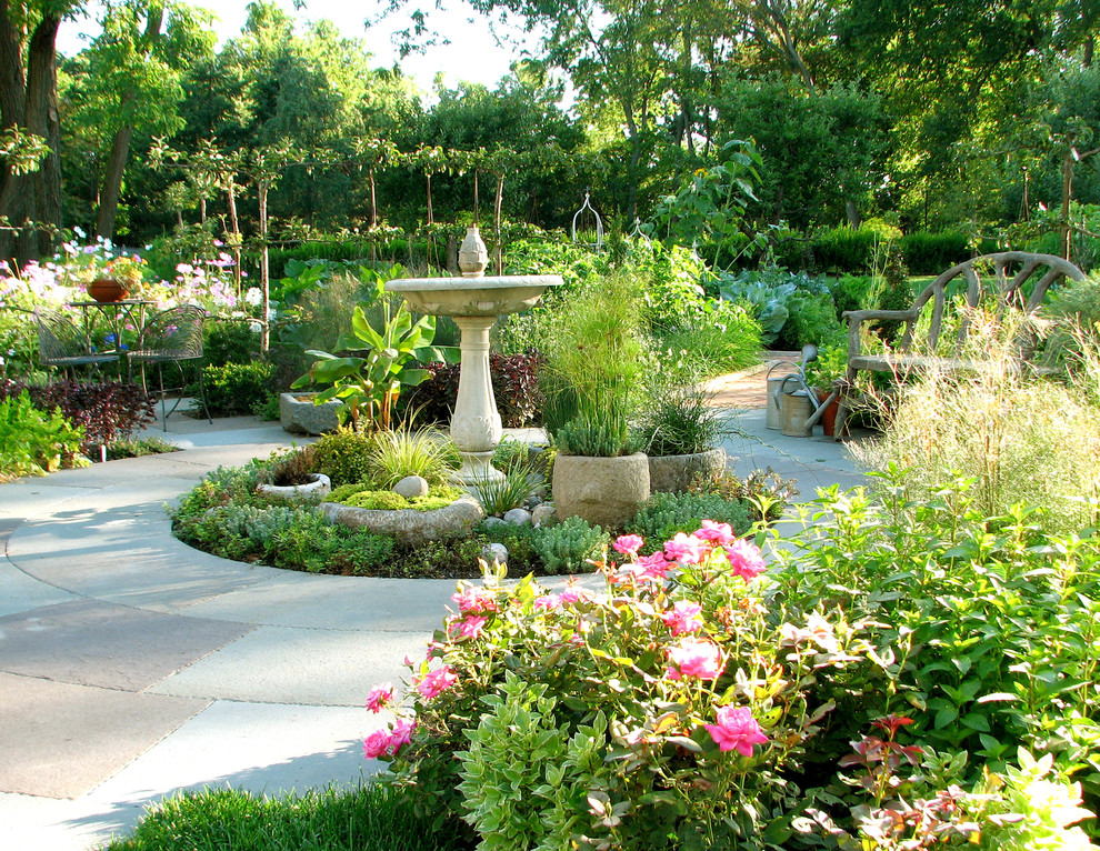 Inspiration for a traditional backyard water fountain landscape in Chicago.