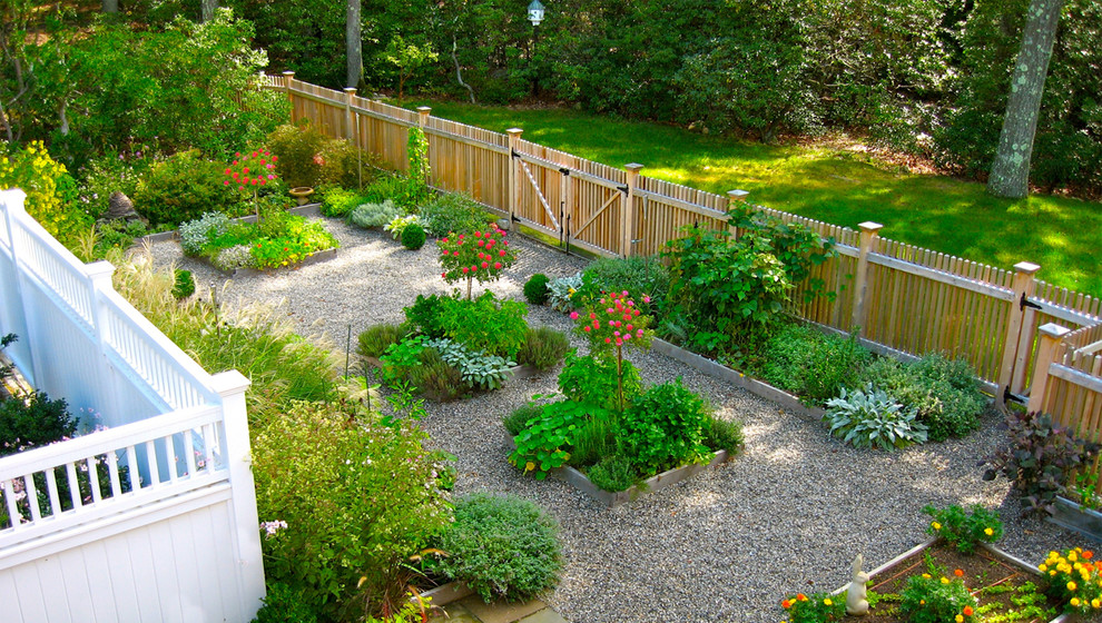 Идея дизайна: маленький участок и сад на боковом дворе в классическом стиле для на участке и в саду