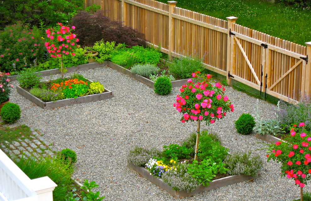 Стильный дизайн: маленький участок и сад на боковом дворе в классическом стиле для на участке и в саду - последний тренд
