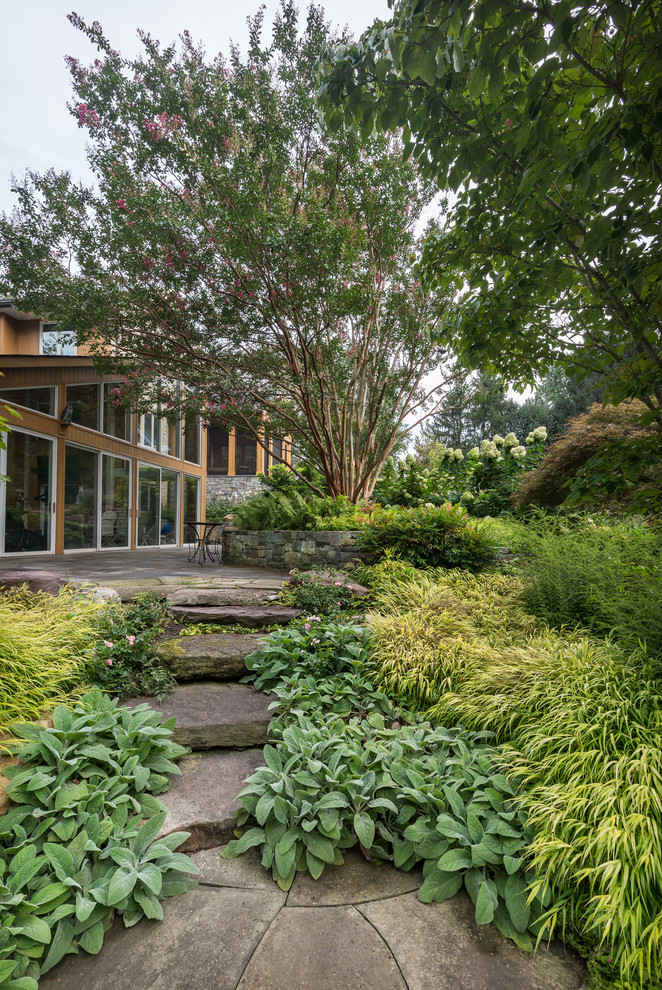 Ispirazione per un grande giardino formale country esposto a mezz'ombra nel cortile laterale in estate con pavimentazioni in pietra naturale