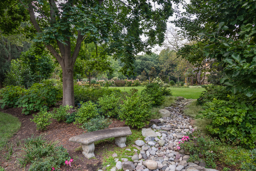 Immagine di un grande giardino formale country esposto a mezz'ombra davanti casa in estate con un ingresso o sentiero