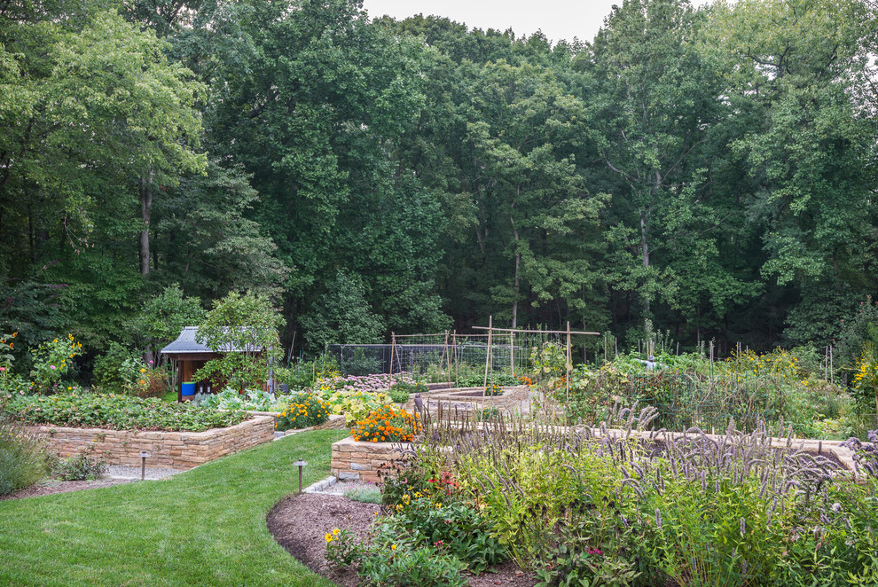 Ispirazione per un grande giardino country esposto in pieno sole nel cortile laterale in estate con pavimentazioni in pietra naturale