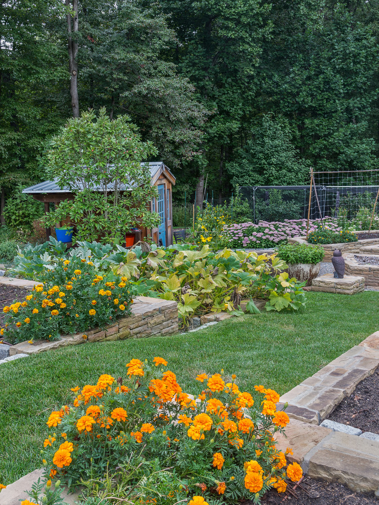 Idée de décoration pour un grand jardin champêtre l'été avec une exposition ensoleillée, des pavés en pierre naturelle et une pente, une colline ou un talus.