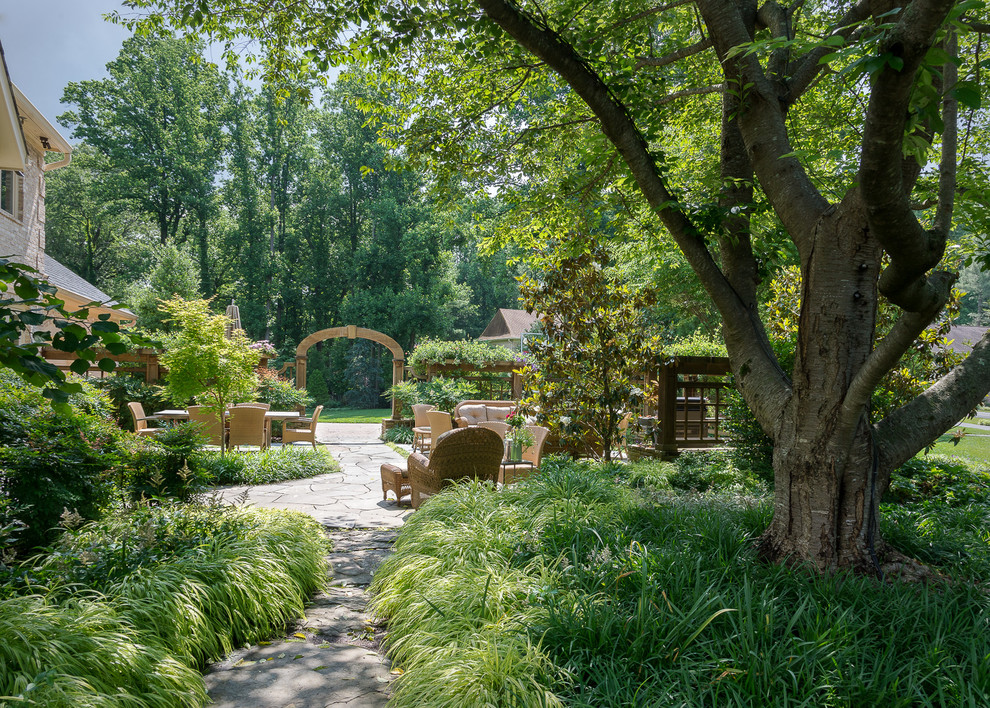 Exemple d'un très grand jardin craftsman au printemps avec une exposition partiellement ombragée et des pavés en pierre naturelle.