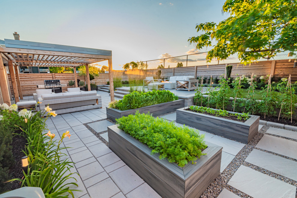 Cette photo montre un jardin arrière moderne de taille moyenne et l'été avec une exposition ensoleillée.