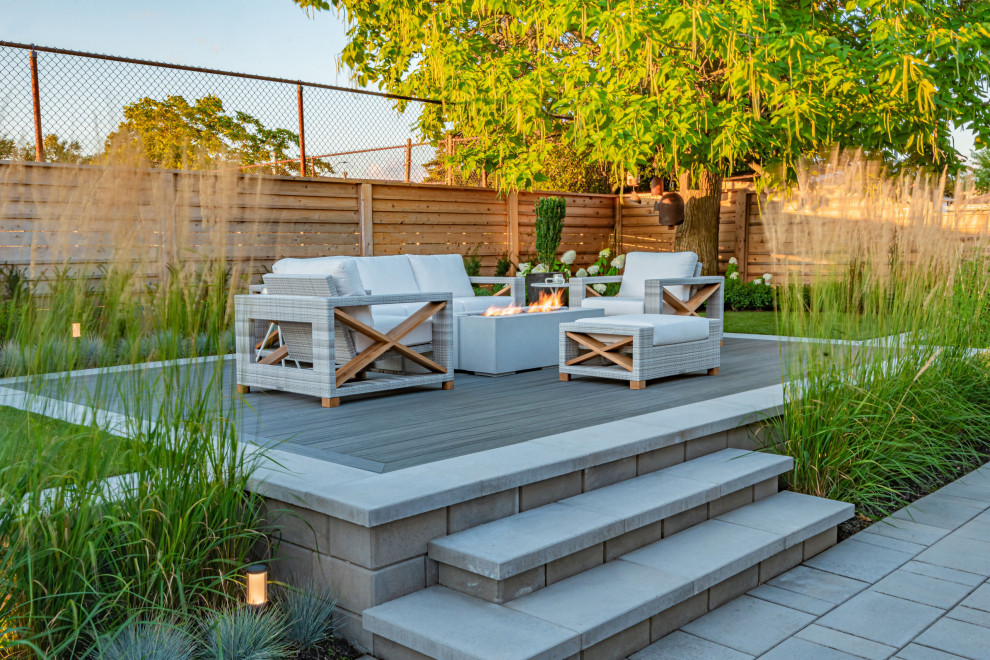 Diseño de jardín minimalista de tamaño medio en verano en patio trasero con jardín francés, macetero elevado y exposición total al sol