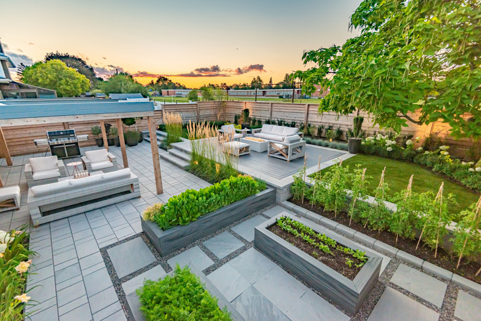 Пример оригинального дизайна: солнечный, летний регулярный сад среднего размера на заднем дворе в стиле модернизм с высокими грядками и хорошей освещенностью