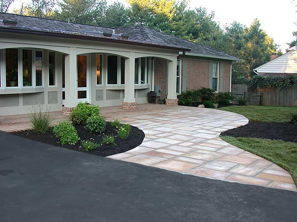 Пример оригинального дизайна: большой весенний участок и сад на переднем дворе в классическом стиле с полуденной тенью и покрытием из каменной брусчатки