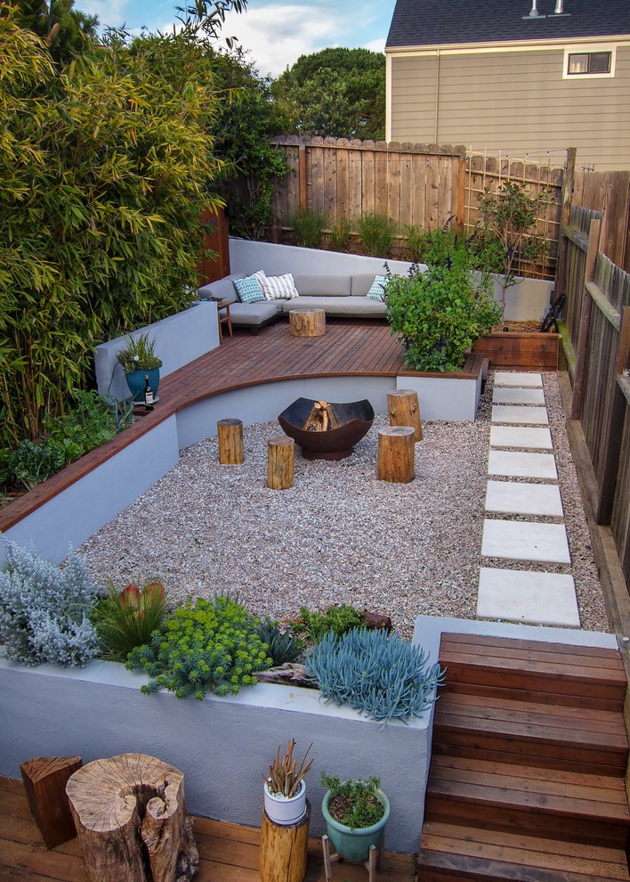 Ejemplo de jardín de secano minimalista pequeño en patio trasero con gravilla, brasero y exposición total al sol
