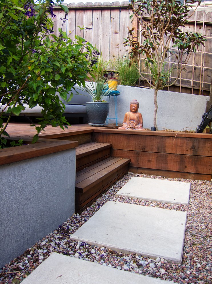 Diseño de camino de jardín de secano minimalista pequeño en patio trasero con gravilla y exposición total al sol