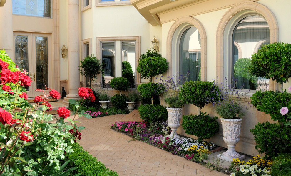 Стильный дизайн: большой солнечный засухоустойчивый сад на внутреннем дворе в классическом стиле с хорошей освещенностью и мощением тротуарной плиткой - последний тренд