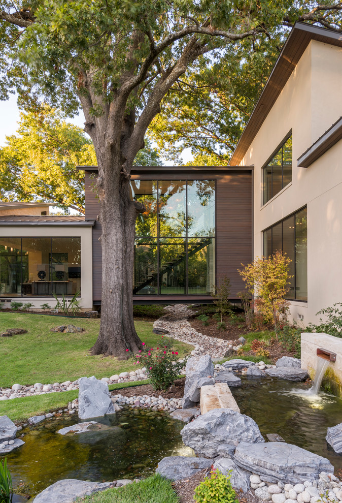 Großer, Halbschattiger Moderner Garten hinter dem Haus mit Wasserspiel in Dallas