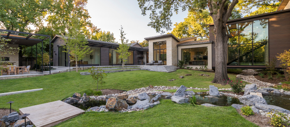 Foto di un grande giardino contemporaneo esposto a mezz'ombra dietro casa con fontane