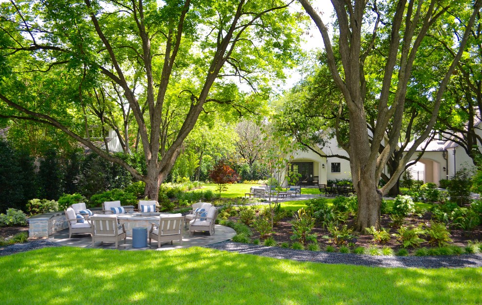 Ejemplo de jardín clásico renovado grande en patio trasero con jardín francés, brasero, exposición parcial al sol y gravilla