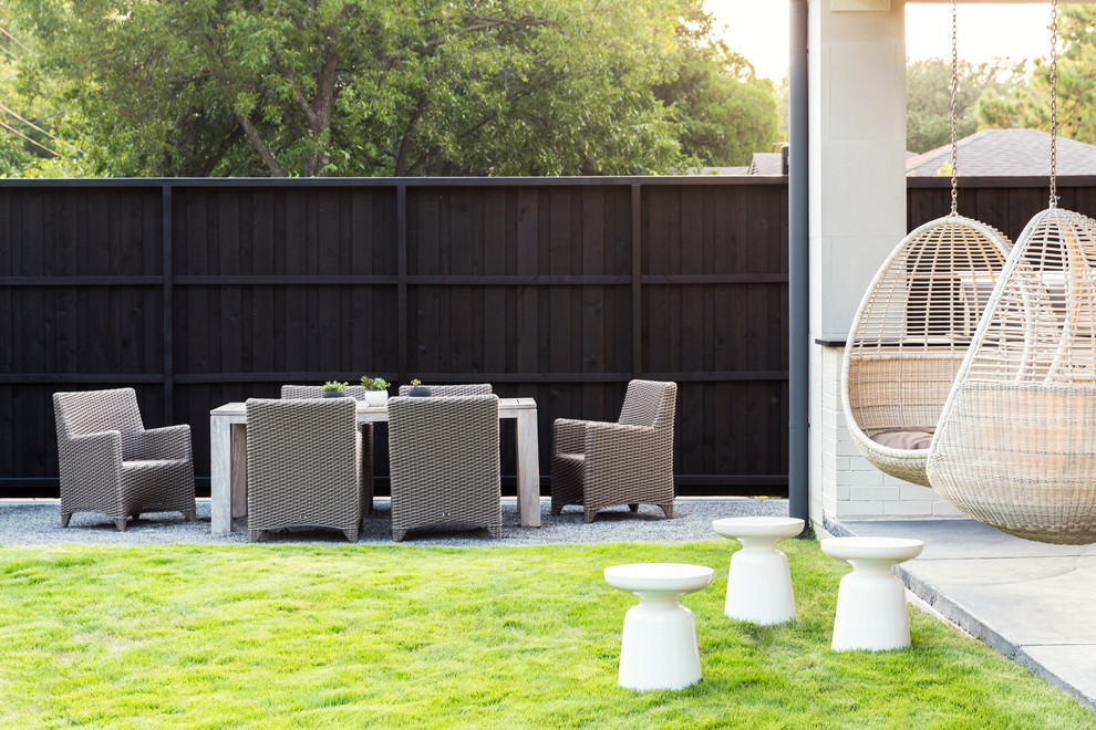 Imagen de acceso privado clásico renovado grande en patio trasero con exposición total al sol y gravilla