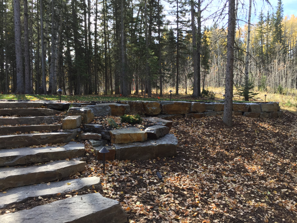 Geräumiger Hanggarten mit Gehweg und Natursteinplatten in Calgary