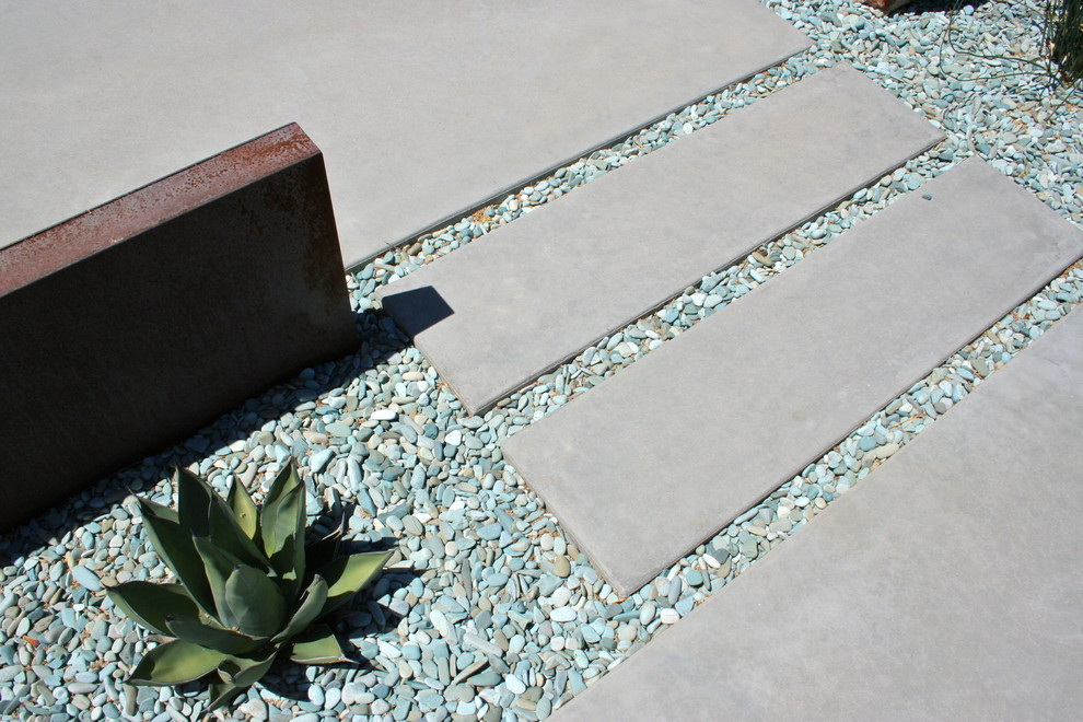 Design ideas for a modern landscaping in Phoenix.