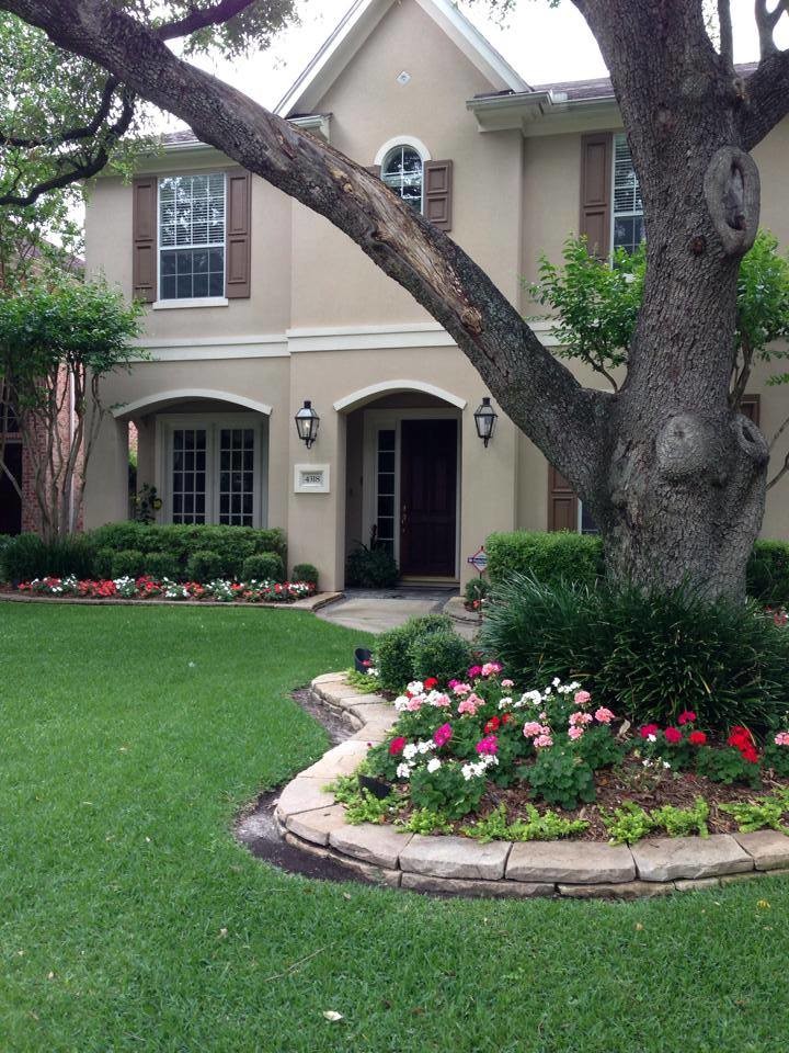 Großer, Schattiger Vorgarten mit Kübelpflanzen und Mulch in Houston