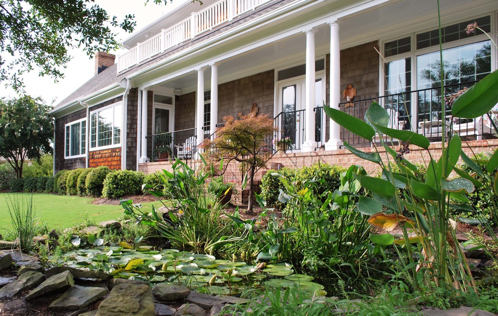 Foto di un giardino classico esposto in pieno sole di medie dimensioni e dietro casa in estate con fontane e pavimentazioni in mattoni