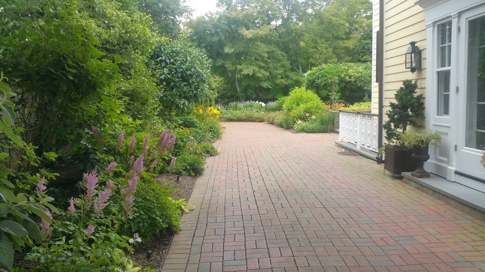 Идея дизайна: участок и сад среднего размера на заднем дворе в классическом стиле